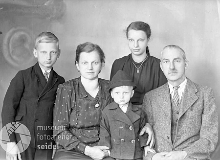 S rodiči a sourozenci Marií a Josefem na snímku z června 1947