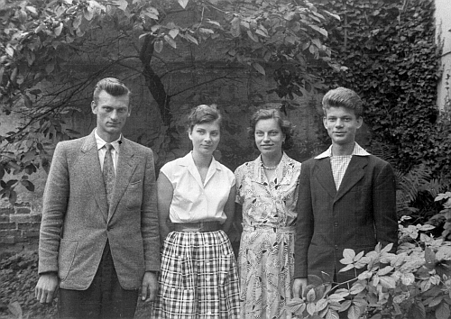 S přáteli na snímku Franze Seidela na zahradě fotografova domu v roce 1959 stojí první zprava
