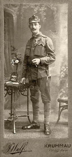 Tatínek Albert na snímku z fotoateliéru Josefa Wolfa