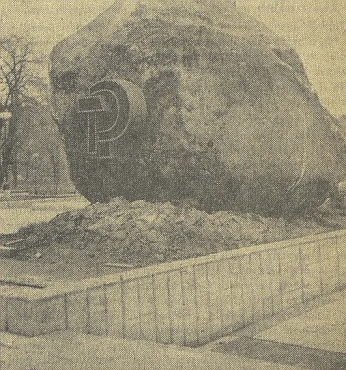 "Ozdobený" balvan v roce 1975 a už jenom jako vzpomínka na Kozí vrch (Gaisberg) při jeho rodném Údolí (Jetzkobrunn) 2010