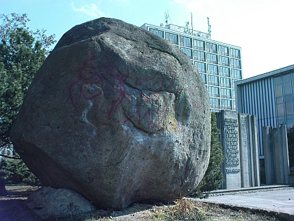 "Ozdobený" balvan v roce 1975 a už jenom jako vzpomínka na Kozí vrch (Gaisberg) při jeho rodném Údolí (Jetzkobrunn) 2010