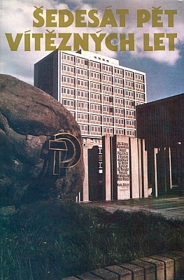 Obálka publikace (1986), která vyšla tři roky pčed "něžnou revolucí" v Jihočeském nakladatelství a učinila z balvanu výrazný symbol "vítězných let" KSČ