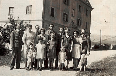 Celníci v Sankt Oswald bei Haslach s rodinami