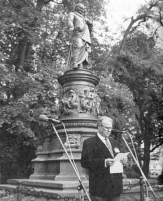 Při projevu před Lannovým pomníkem v Českých Budějovicích	