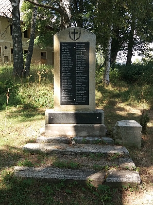 Jeho jméno najdeme na pomníku padlých v první světové válce v Nové Peci, jen pár metrů od školy, na které učil