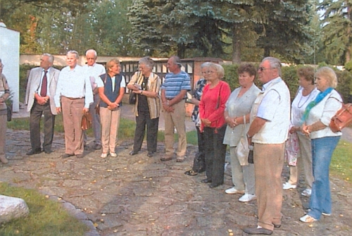 Na snímku z rodáckého setkání v roce 2009 ji vidíme zcela napravo stojící před pamětním kamenem na českobudějovickém hřbitově sv. Otýlie