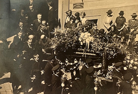 Snímek z babiččina pohřbu před domem č. 15 v českobudějovické Jeronýmově ulici