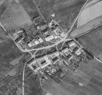 Děd ještě sedlačil v Maňavě (Deutschhaidl), zde zachycené na leteckých snímcích z let 1947 a 2008