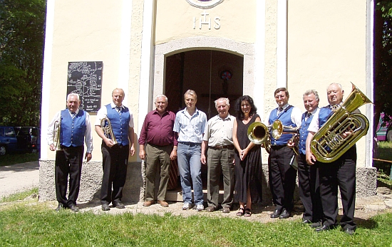 S muzikanty před kaplí ve Staré Huti, vlevo od něho opět Franz Kindermann a Walter Wagner jun., vpravo farářka