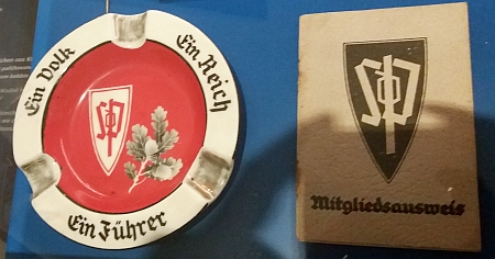 Členský průkaz Sudetendeutsche Partei a propagační popelník v expozici Sudetoněmeckého muzea v Mnichově...