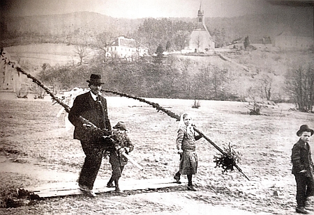 Velikonoční snímek se zátoňskou školou a kostelem v pozadí