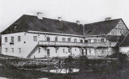 Budova lesního ředitelství v Nových Hradech, zbořená před rokem 1925 v místech, kde byla zbudována v roce 1938 zdejší škola