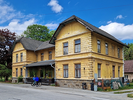 Budova u novohradského nádraří, kde bylo roku 1796 nákladem Johanna Nepomuka von Buquoy založeno druhé nejstarší lesnické učiliště v Čechách (po Písku) - později (i dnes) tu byla restaurace, v letech 1924-1938 česká státní menšinová škola