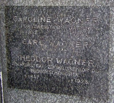 Hrob Theodora Wagnera v Nových Hradech s detailem náhrobku a nejasně zachovaným letopočtem Wagnerova skonu