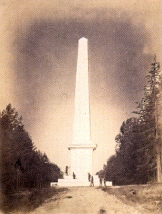 Obelisk v oboře Kapinos na snímku asi z roku 1862, zbudovaný v letech 1858-1860 ze dřeva a opatřený vápenným nátěrem imitujícím kamenný materiál