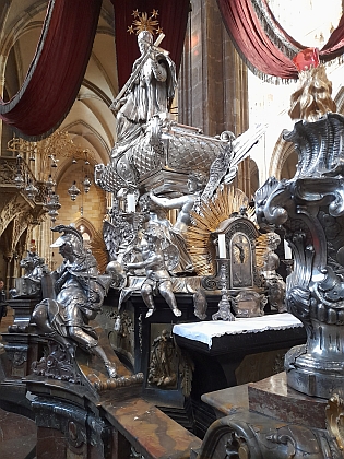 Náhrobek sv. Jana Nepomuckého v kaderále sv. Víta na Pražském hradě