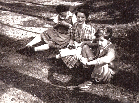 V dětství (1968 nebo 1939) se sestrou a setřenicí