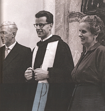 S otcem a matkou při svém vysvěcení na kněze roku 1956