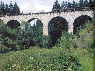 Klášterský viadukt nad Arnoštským potokem, otevřený provozu 9. července 1900 v rámci tehdy dokončeného úseku Volary-Strakonice