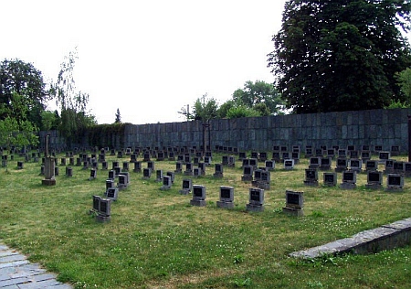 Hřbitov v Terezíně, kde je symbolický hrob jeho i jeho ženy