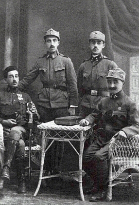 Josef Waldstein a jeho synové v uniformách habsburského mocnářství za první světové války