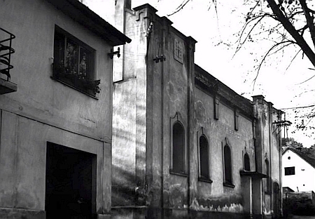 Někdejší synagoga a zaplavování židovského hřbitova v Dolních Kralovicích