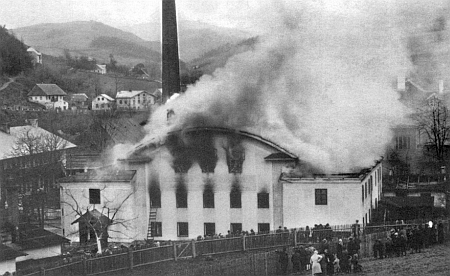 Požár sklárny v Klášterském Mlýně roku 1930, po němž město Kašperské hory nabídlo milion korun
a hrabě Zdenko Schönborn půl milionu korun na znovuvybudování podniku