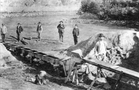 Rýžování zlata v Radešově na snímku z konce 19. století