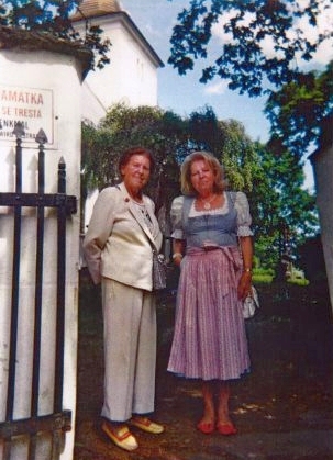 Se sestrou Auguste před památným kostelem v Mouřenci