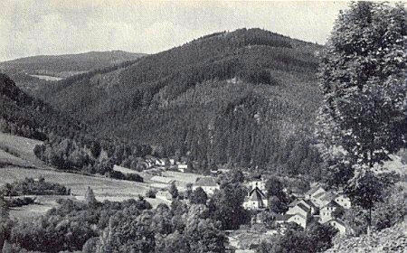 Rejštejn v údolí Otavy, vlevo Meierstein, dnes na mapách označovaný jako Majerova skála, vpravo Radkovský vrch, vzadu samota Ebenwies v sedle hory Křemelná