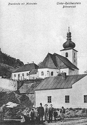 Rejštejn s farním kostelem na kopečku a výš za ním Maierstein na pohlednici z roku 1906