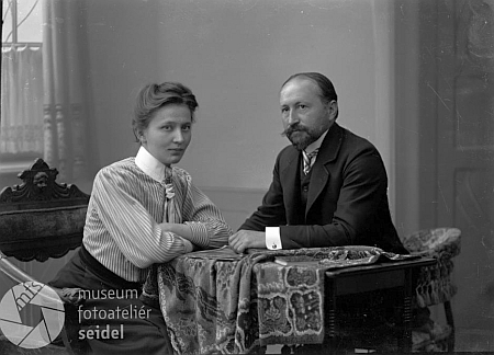 Se ženou na dvou snímcích z českokrumlovského fotoateliéru Seidel ze září roku 1909