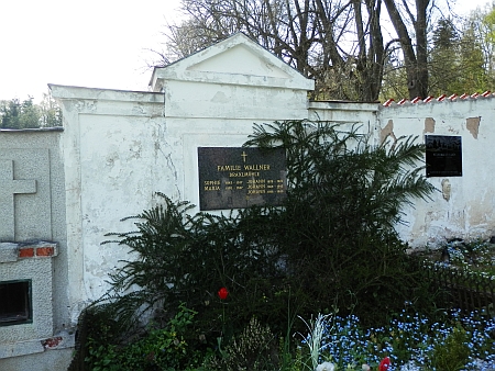 Hrob rodiny Wallnerovy z Draxlova mlýna na hřbitově v Horní Plané