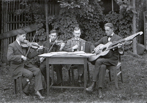 Otec (druhý zprava) s muzikanty na snímku od "Seidelů", datovaném 10. června 1923