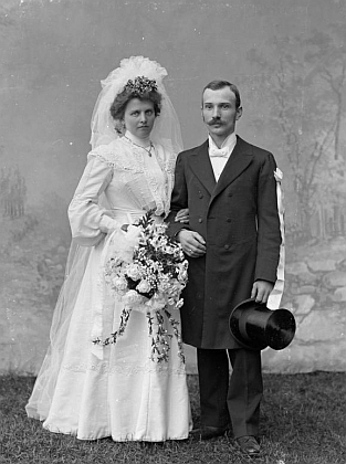 Děd s něvestou ve svatebním úboru i v civilu na dvou snímcích z ateliéru Seidel, datovaných 26. června 1904