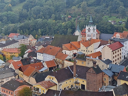 Někdejší schwarzenberský pivovar ve Vimperku v popředí pohledu ze zámku