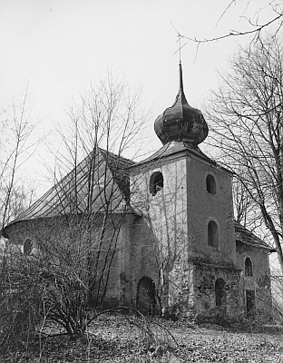 ... na snímku před zbořením a pietně upravené místo dnes