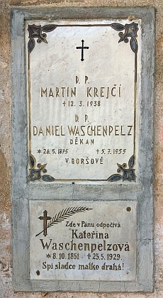 Náhrobní desky kněží na zdi kostela v Boršově nad Vltavou připomínají i jeho matku