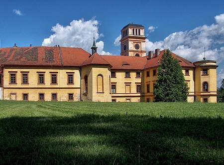 Opuštěný nalžovský zámek na snímcích z let 2014 a 2016