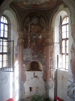 Opuštěný nalžovský zámek na snímcích z let 2014 a 2016