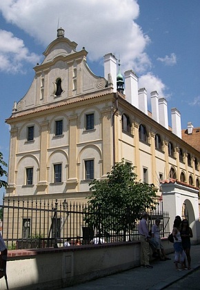 Budova bývalého německého gymnázia (dnes sídlo Regionálního muzea v Českém Krumlově) na staré pohlednici a současném snímku