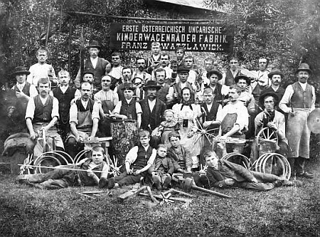 Zaměstnanci "První rakousko-uherské továrny na kolečka ke kočárkům Franze Watzlawicka" u Kašperských Hor na snímku na konci 19. století...