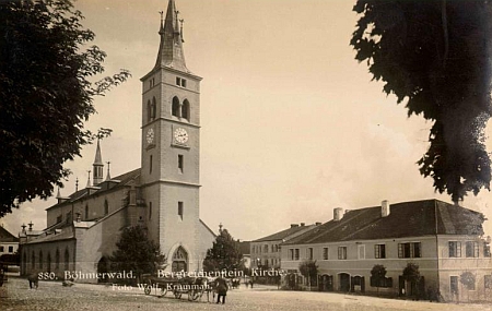 Pohlednice Josefa Wolfa zachycuje rodný dům vpravo