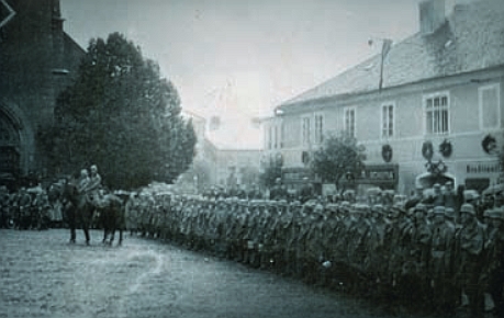 Jednotky wehrmachtu 10. října 1938 před jeho rodným domem na náměstí v Kašperských Horách