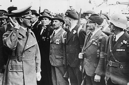 Příslušníci freikorpsu kdesi v Sudetech v roce 1938 s Adolfem Hitlerem - Konrad Henlein, po němž byl Watzlawickův oddíl pojmenován, si 10. května 1945 v americkém zajetí v Plzni podřezal žíly