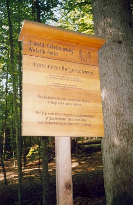 Ukazatel při vstupu do Watzlikova háje u Zwieslerwaldhausu nedaleko českých hranic