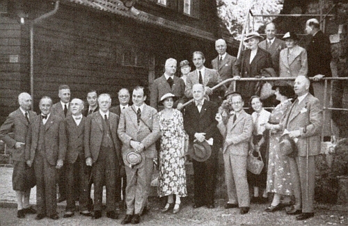 Tady pózuje stojící druhá zprava (její muž, na něhož hledí, stojí sedmý zleva) na spisovatelském setkání při hradě Wartburg roku 1936