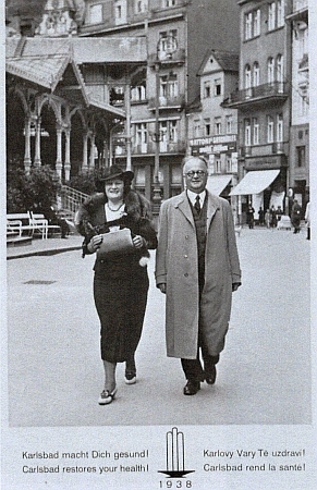 S manželem na procházce Karlovými Vary roku 1938...