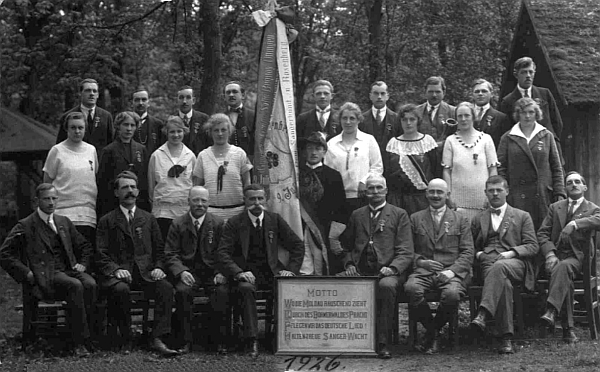 Na snímku pěveckého spolku v Rožmberku nad Vltavou v roce 1926 sedí třetí zleva