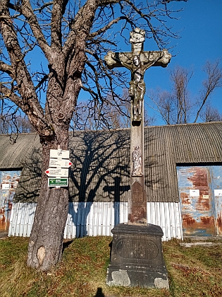 Obnovený misijní kříž na starém podstavci v Tiché